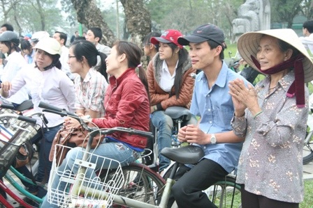 Xem ban nhạc Kèn đường phố biểu diễn bên sông Hương - 14