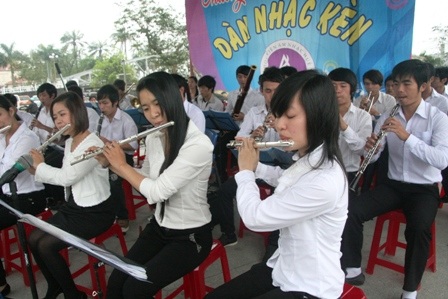 Xem ban nhạc Kèn đường phố biểu diễn bên sông Hương - 2