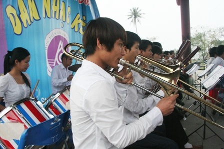 Xem ban nhạc Kèn đường phố biểu diễn bên sông Hương - 7