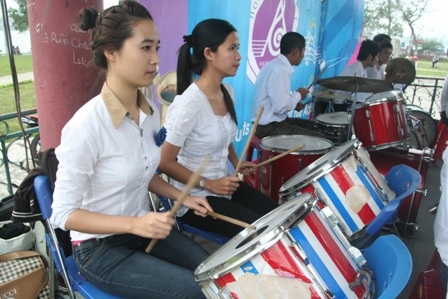 Xem ban nhạc Kèn đường phố biểu diễn bên sông Hương - 10