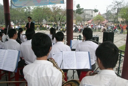 Xem ban nhạc Kèn đường phố biểu diễn bên sông Hương - 12