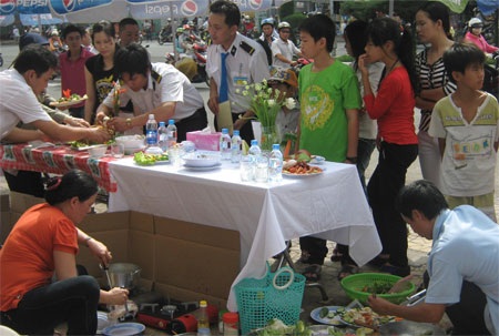 Thời trang, ẩm thực đua khuyến mãi cho chị em - 1