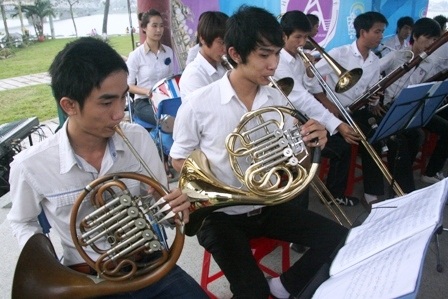 Xem ban nhạc Kèn đường phố biểu diễn bên sông Hương - 6