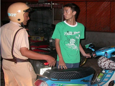 Hàng trăm xe "bão" đêm lẫn ngày - 1 Hàng trăm xe "bão" đêm lẫn ngày - 1