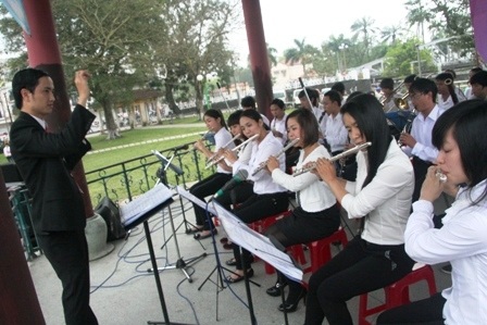 Xem ban nhạc Kèn đường phố biểu diễn bên sông Hương - 4