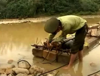 Bắt số lượng gỗ lớn thả nổi trên sông - 1 Bắt số lượng gỗ lớn thả nổi trên sông - 1