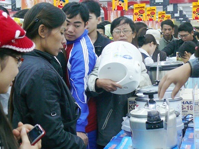 Dịp 8/3, đồ gia dụng, điện máy…cháy hàng - 1 Dịp 8/3, đồ gia dụng, điện máy…cháy hàng - 1