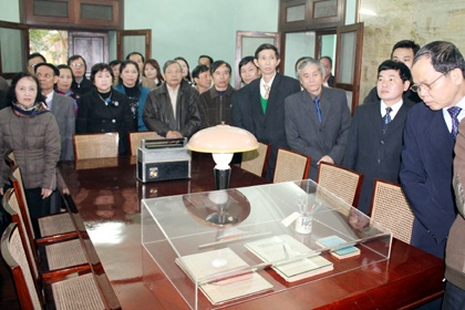 Các thế hệ học sinh Nam Đàn dâng hương báo công lên Bác - 3 Các thế hệ học sinh Nam Đàn dâng hương báo công lên Bác - 3