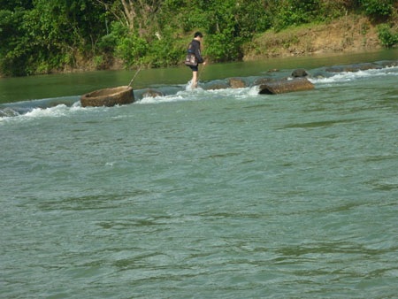 Lại thót tim trông cảnh học sinh vượt sông tới trường - 5