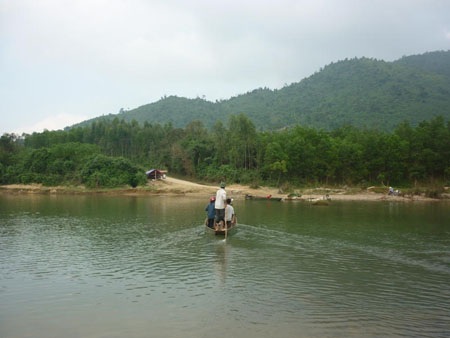 Lại thót tim trông cảnh học sinh vượt sông tới trường - 8