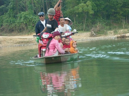 Lại thót tim trông cảnh học sinh vượt sông tới trường - 6
