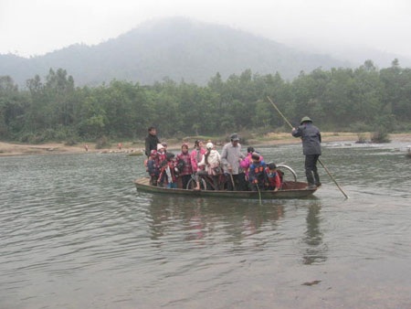 Lại thót tim trông cảnh học sinh vượt sông tới trường - 1