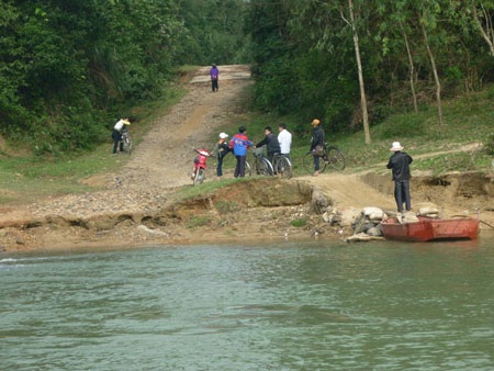 Lại thót tim trông cảnh học sinh vượt sông tới trường - 7