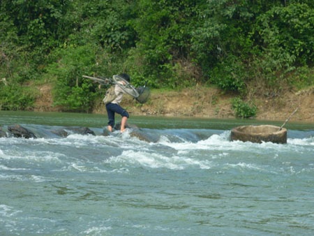 Lại thót tim trông cảnh học sinh vượt sông tới trường - 2