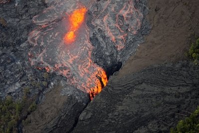 Hãi hùng núi lửa Hawaii phun nham thạch cao 20m - 1
