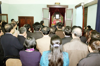 Các thế hệ HS quê hương Nam Đàn dâng hương báo công lên Bác  - 1