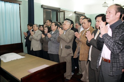 Các thế hệ HS quê hương Nam Đàn dâng hương báo công lên Bác  - 2