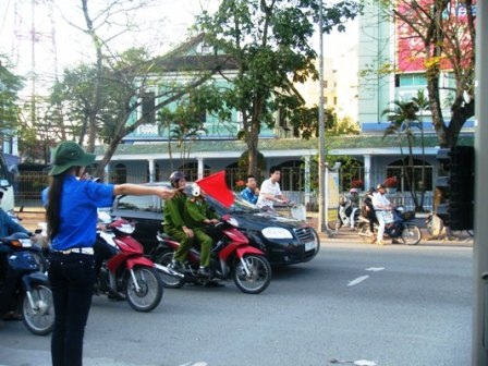 Áo xanh tình nguyện làm “cảnh sát giao thông” - 1