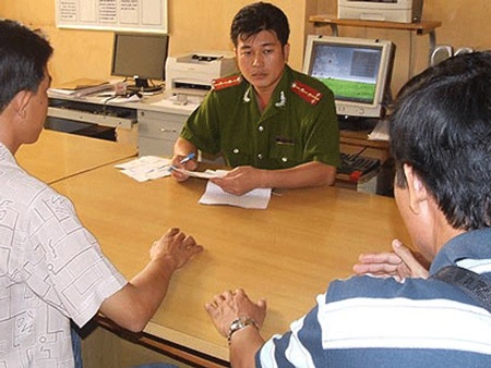 Vợ nhà báo Hoàng Hùng hứa khai tất cả sự thật - 1 Vợ nhà báo Hoàng Hùng hứa khai tất cả sự thật - 1