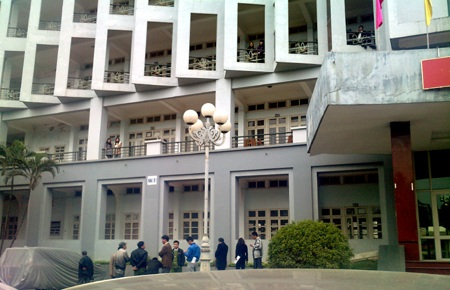 Nữ sinh rơi từ tầng 4 Học viện Báo chí xuống đất - 1 Nữ sinh rơi từ tầng 4 Học viện Báo chí xuống đất - 1