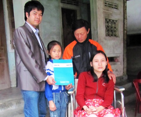 Quỹ Nhân ái đến với “Vai gầy bé bỏng chăm mẹ liệt giường” - 1 Quỹ Nhân ái đến với “Vai gầy bé bỏng chăm mẹ liệt giường” - 1