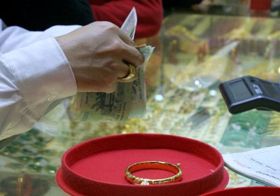 Vàng giảm nhẹ, USD vẫn ngừng giao dịch - 1