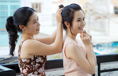 Miss Teen Huyền Trang ấm áp trong vòng tay bà và mẹ - 1 Miss Teen Huyền Trang ấm áp trong vòng tay bà và mẹ - 1