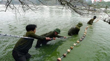 Hồi hộp dõi theo cụ Rùa hồ Gươm - 1