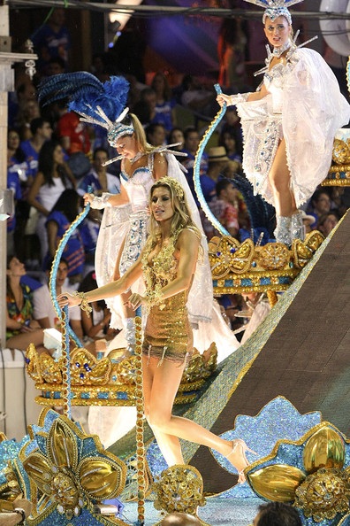 Gisele Bundchen khoe chân tại lễ hội Carnival - 13 Gisele Bundchen khoe chân tại lễ hội Carnival - 13