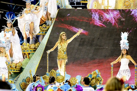 Gisele Bundchen khoe chân tại lễ hội Carnival - 19 Gisele Bundchen khoe chân tại lễ hội Carnival - 19