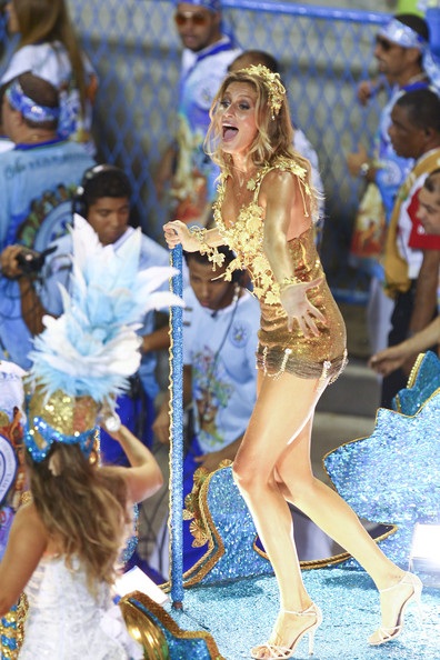 Gisele Bundchen khoe chân tại lễ hội Carnival - 9 Gisele Bundchen khoe chân tại lễ hội Carnival - 9