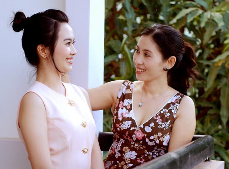 Miss Teen Huyền Trang ấm áp trong vòng tay bà và mẹ - 2 Miss Teen Huyền Trang ấm áp trong vòng tay bà và mẹ - 2
