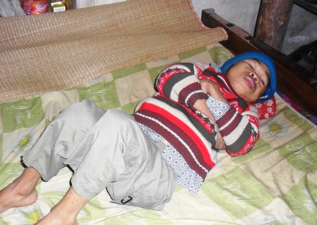 Cụ già 80 tuổi mắt mờ lòa nuôi con bại liệt - 1