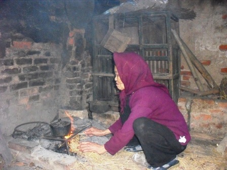 Cụ già 80 tuổi mắt mờ lòa nuôi con bại liệt - 3