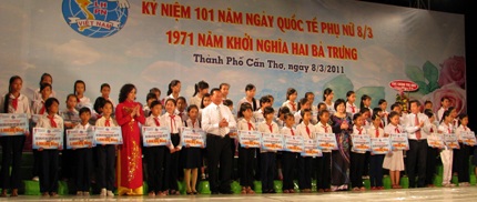 Cần Thơ: Trao 180 suất học bổng cho nữ học sinh nghèo - 1 Cần Thơ: Trao 180 suất học bổng cho nữ học sinh nghèo - 1