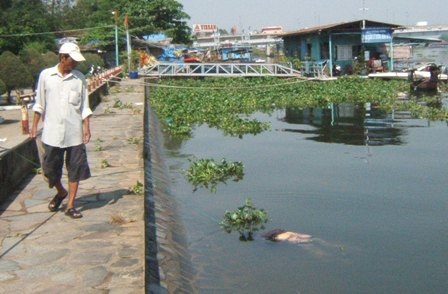 Phát hiện xác cụ bà trôi trên sông Sài Gòn - 1