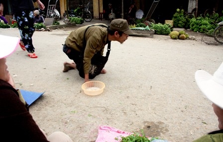 Chàng trai người Tà Ôi lê lết ăn xin nuôi cha mẹ - 1 Chàng trai người Tà Ôi lê lết ăn xin nuôi cha mẹ - 1