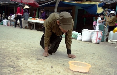 Chàng trai người Tà Ôi lê lết ăn xin nuôi cha mẹ - 2 Chàng trai người Tà Ôi lê lết ăn xin nuôi cha mẹ - 2