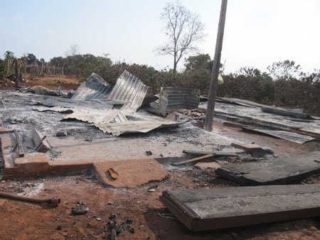 2 căn nhà cháy rụi, 2 trẻ nhỏ thoát chết may mắn  - 1