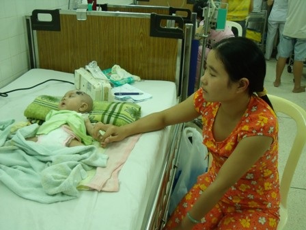 Cháu bé không có hậu môn thoi thóp trên giường bệnh - 1