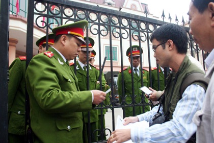 Xử kín vụ "hiệu trưởng mua dâm" - 2 Xử kín vụ "hiệu trưởng mua dâm" - 2