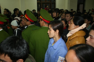 Nước mắt hai nữ sinh vụ “hiệu trưởng mua dâm” sau phiên tòa - 1 Nước mắt hai nữ sinh vụ “hiệu trưởng mua dâm” sau phiên tòa - 1