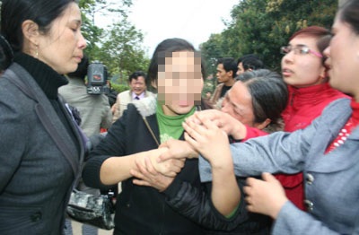 Nước mắt hai nữ sinh vụ “hiệu trưởng mua dâm” sau phiên tòa - 2 Nước mắt hai nữ sinh vụ “hiệu trưởng mua dâm” sau phiên tòa - 2