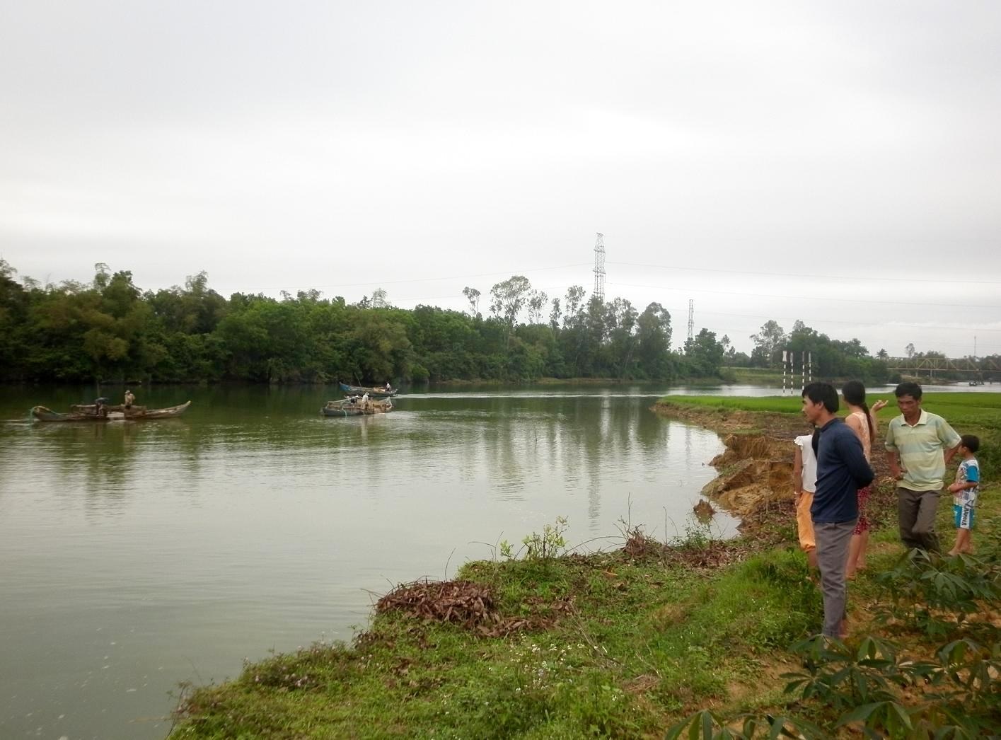 Dựng lều ngày đêm canh “cát tặc” - 2