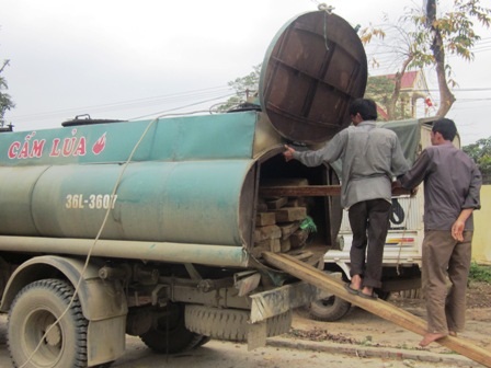 Nghệ An: Dùng xe bồn vận chuyển gỗ lậu - 1