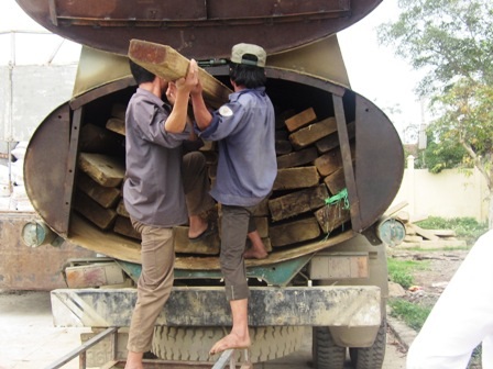 Nghệ An: Dùng xe bồn vận chuyển gỗ lậu - 2
