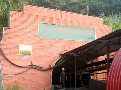 Gấp rút dập đám cháy âm ỉ gần 10 ngày nay trong hầm than - 1