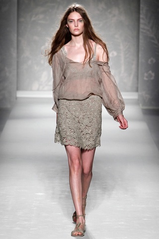 BST xuân hè 2011 của Alberta Ferretti - 12