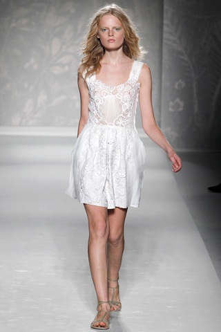 BST xuân hè 2011 của Alberta Ferretti - 23