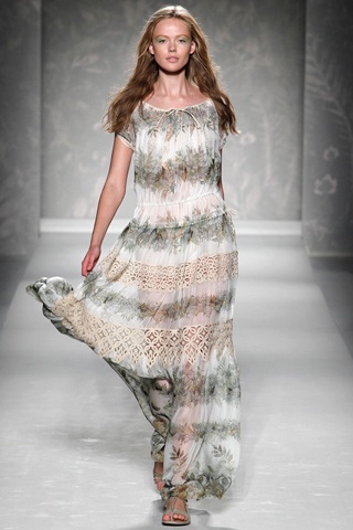 BST xuân hè 2011 của Alberta Ferretti - 24